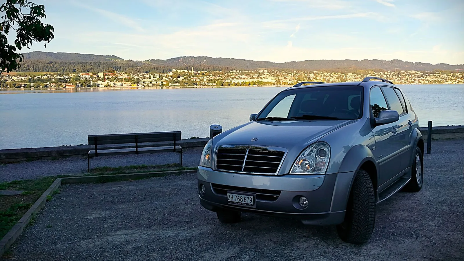 Einsatzfahrzeug der Neo Fahrzeugservice GmbH am Ufer des Zürichsees